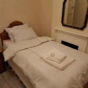  Guest house Single Bedroom Available - Train Station London Seven Kings United Kingdom