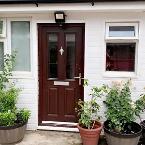  Guest house Mon Repos Heathrow: Cozy With Garden, Netflix & Nearby Amenities United Kingdom